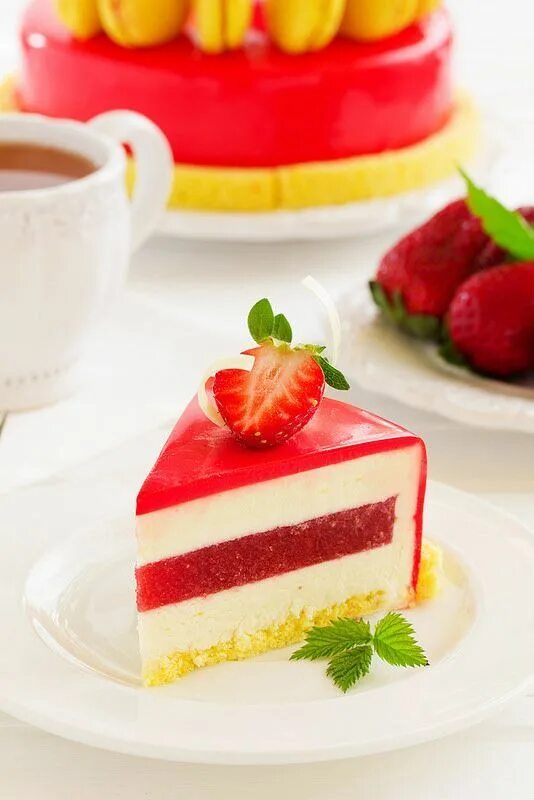 Мусс баваруа. Рецепты клубничных муссовых тортов. Муссовый торт с конфи. Рецепты клубничных муссовых тортов. Муссовый торт клубничный мохито.