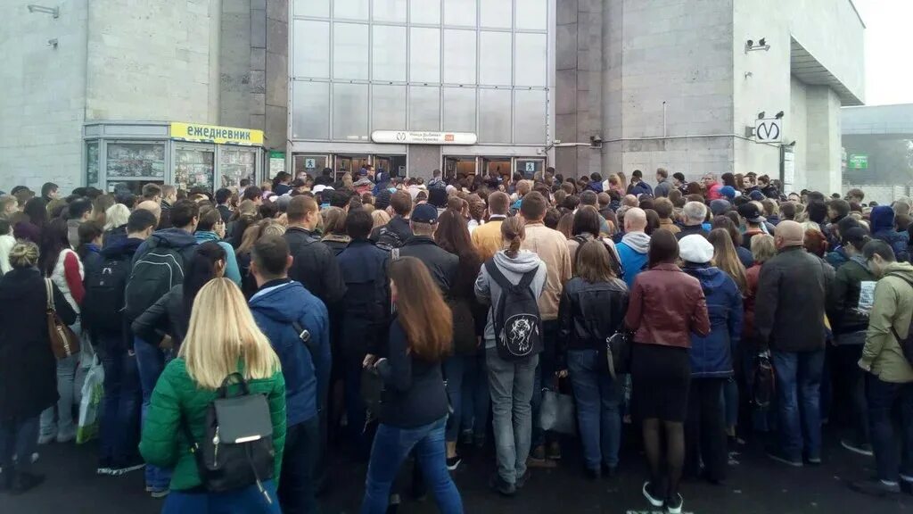 Час пик в спб. Метро дыбенко час пик. улица дыбенко очередь метро. час пик у станции метро дыбенко. метро дыбенко час пик спб.