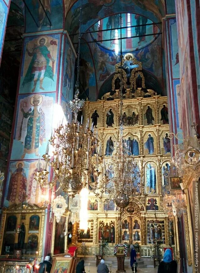 Алтарь Троице-Сергиевой Лавры. Алтарь Успенского собора Московского Кремля.