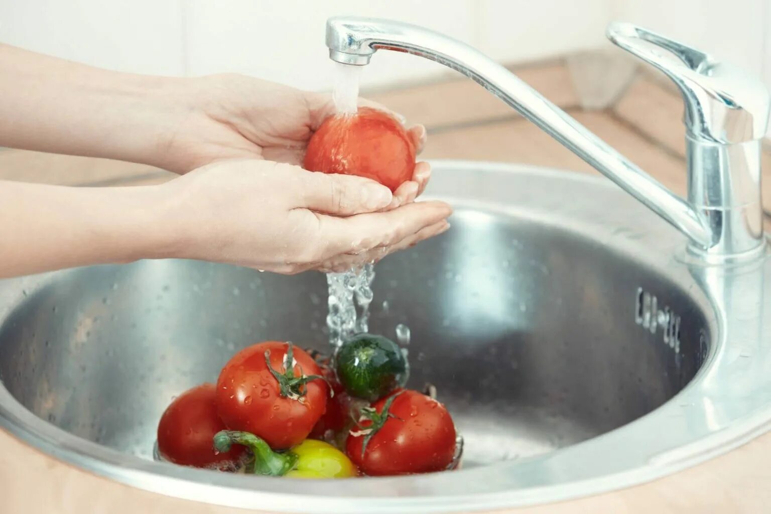 Мыть фрукты. Мытье овощей. Мыть овощи и фрукты. Фрукты под струей воды. Фрукты надо мыть