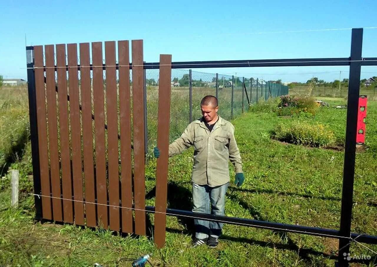 Какие столбы для деревянного забора. Постройка деревянных заборов. деревянные столбы для забора. деревянный забор на металлических столбах. забор на даче из штакетника.