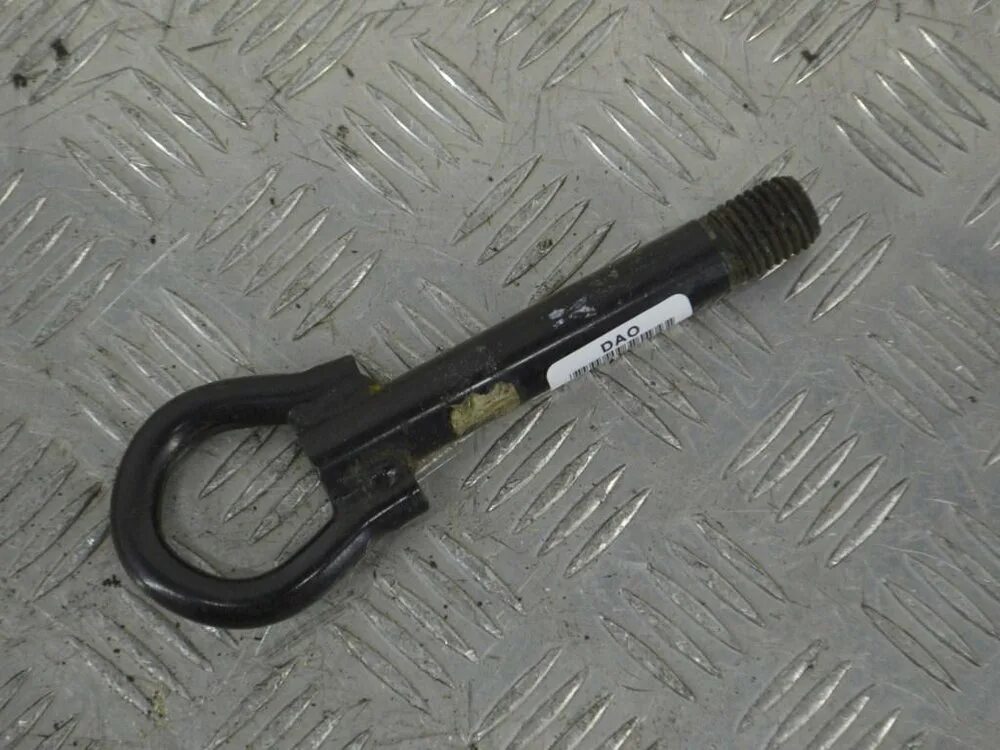 Буксировочный болт рено логан. Буксировочный крюк рено логан 2. 8200261605 крюк буксировочный. Буксировочный крюк рено логан. Буксировочный крюк рено сандеро.