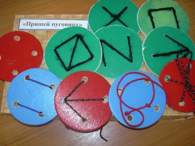 Развивающие игры из ткани. Коврик для развития мелкой моторики. Игры пришивать. Игра пришей пуговицу по образцу. Шить одежду для девочек игра на пк.