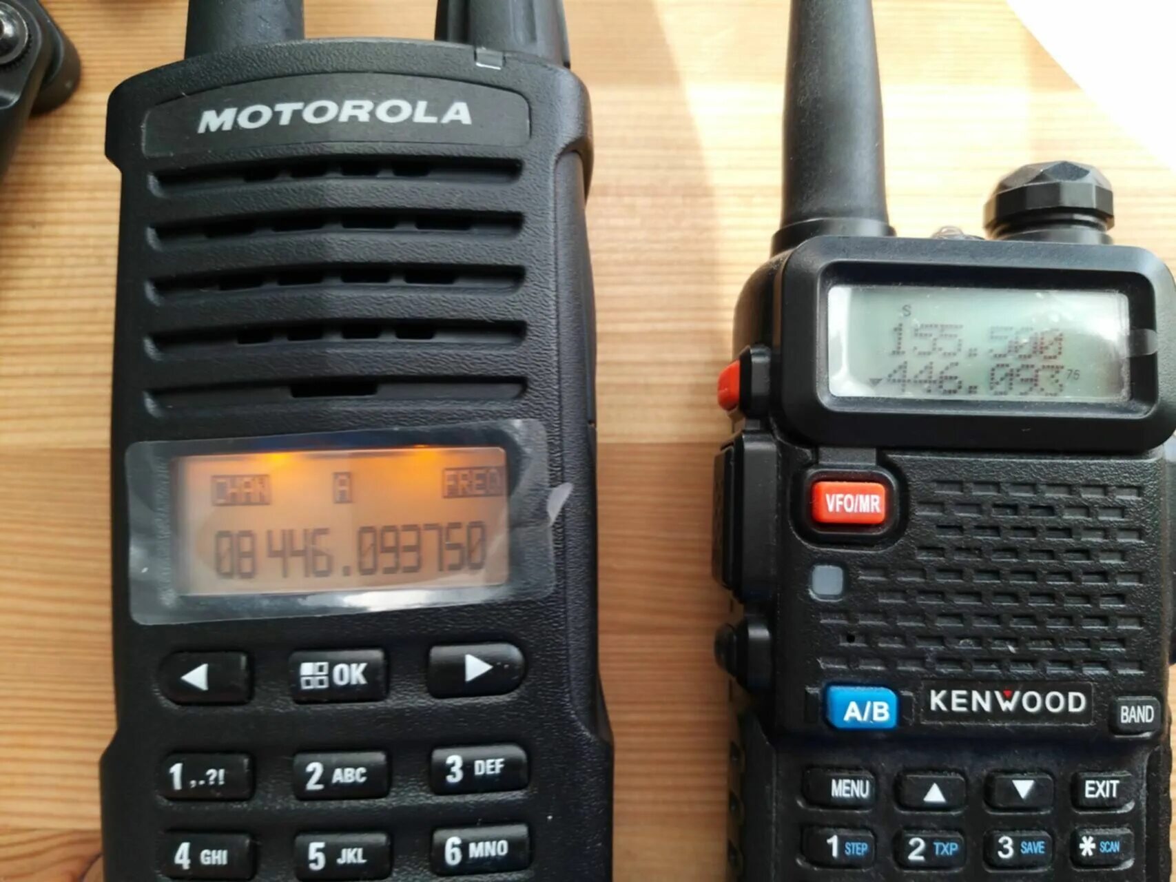 Радио 2 2025. Рация моторола xt665d. motorola xt225. радиостанция 2 новосибирск. моторола xt1570 тип m2946 зарядка.