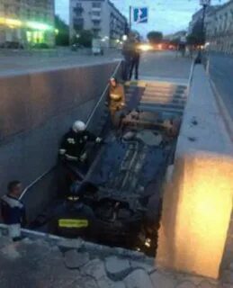 Девочка которая упала в подземный переход видео
