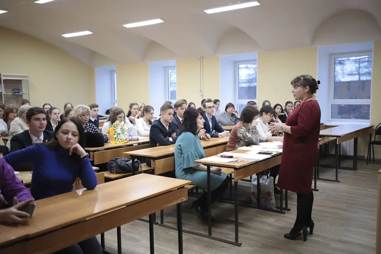 Новости школ нижнего новгорода. Вручение золотой медали в школе. Школа 53 нижний новгород. Линейка в школе выпускной 9 класс. Новая школа в нижнем новгороде.