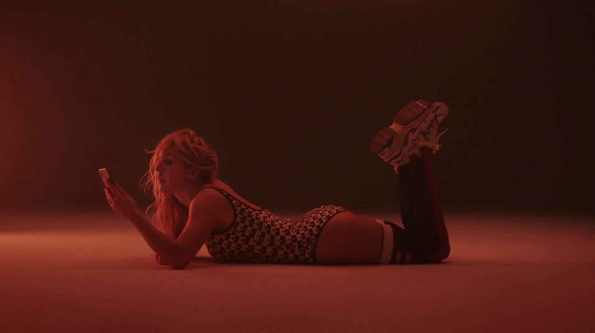 Hate me world. Ellie Goulding 2022. Ellie Goulding Juice World. Ellie Goulding 2023. Hate me Элли Голдинг.