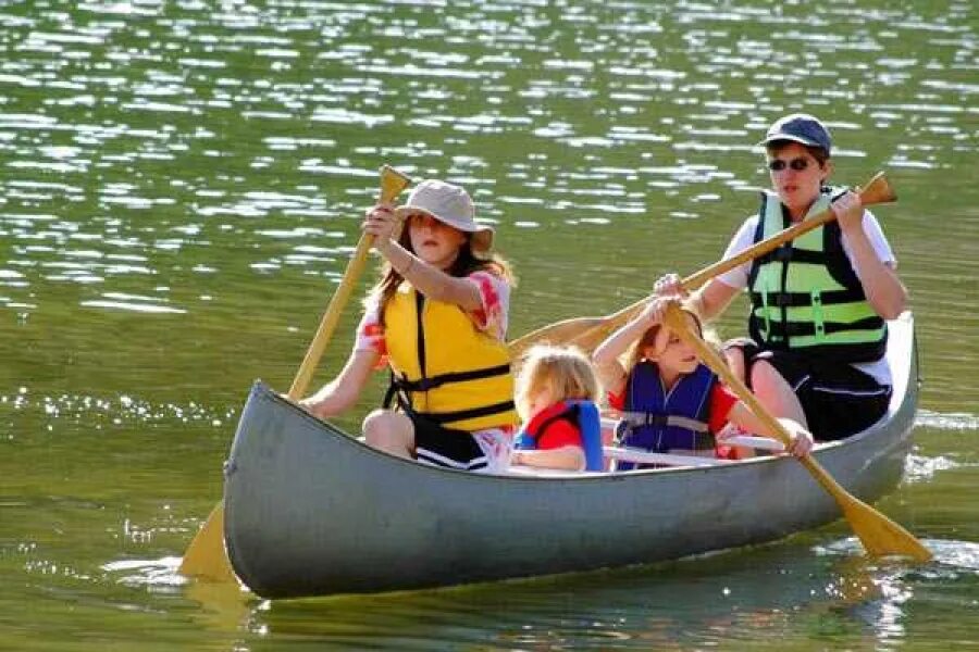 Человек в лодке. Покататься на лодке. Катание на лодке по озеру. Лодка плывет. Прогулка на лодке.