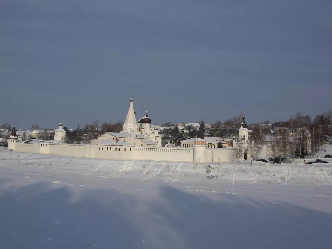 Старицкий успенский монастырь зимой. Старица монастырь свято-успенский зима. Старица тверская область зима. Успенский монастырь старица зима. Старица тверская область зима.
