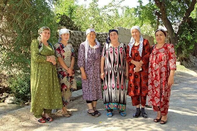 Садовод таджики. Женщины в кишлаках Таджикистана. Пожилые женщины Таджикистана. Одежда Таджикистана. Советские платья таджикские.