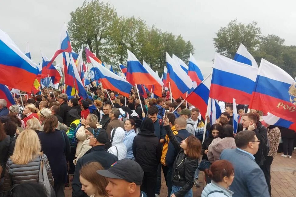 Митинг. Жители России. Митинг в поддержку России Левобережная. Митинг концерт 2022. Митинги сентября