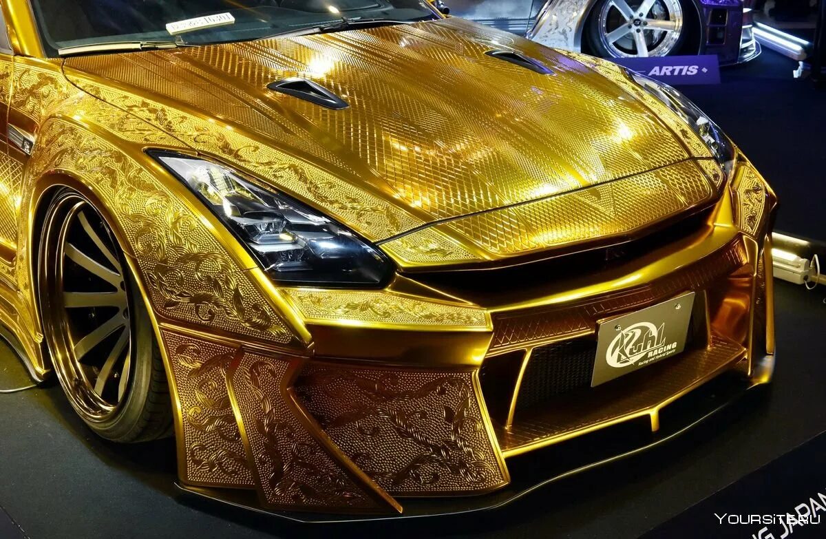 Золотистый авто. Ниссан ГТР золотой. Золотая машина Пассат. Золотой Nissan GTR Kuhl Racing. Dubai. Car Gold Nissan r35.