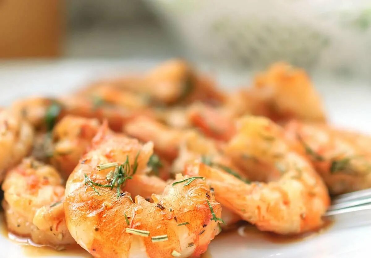 Медовые креветки. Креветки скампи. Жареные креветки скампи. National Shrimp Scampi Day в США. День жареных креветок скампи.