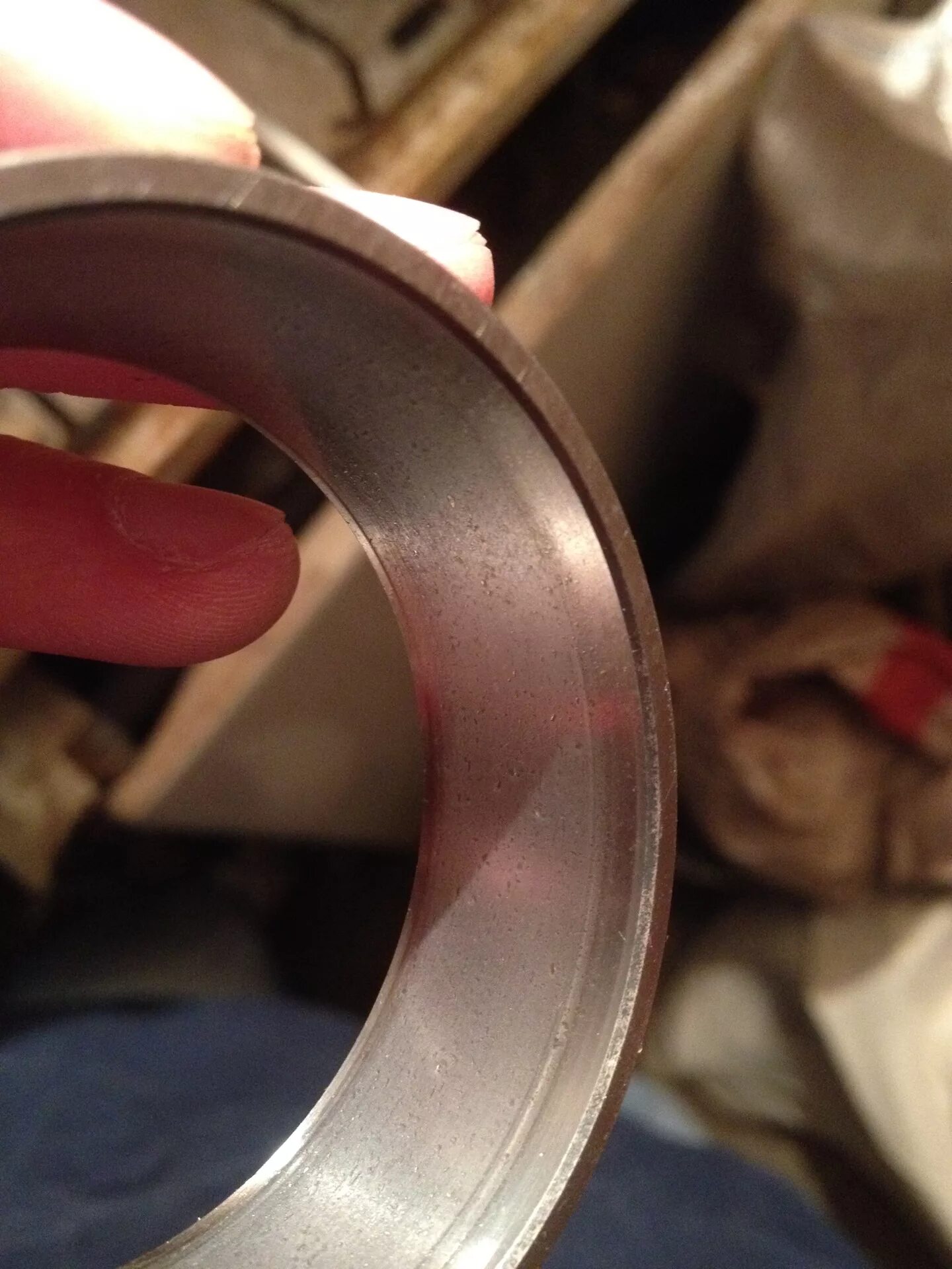 Как определить износ подшипника. Как определить износ подшипника. Роликовый. Изношенный ступичный подшипник. Механический износ детали.