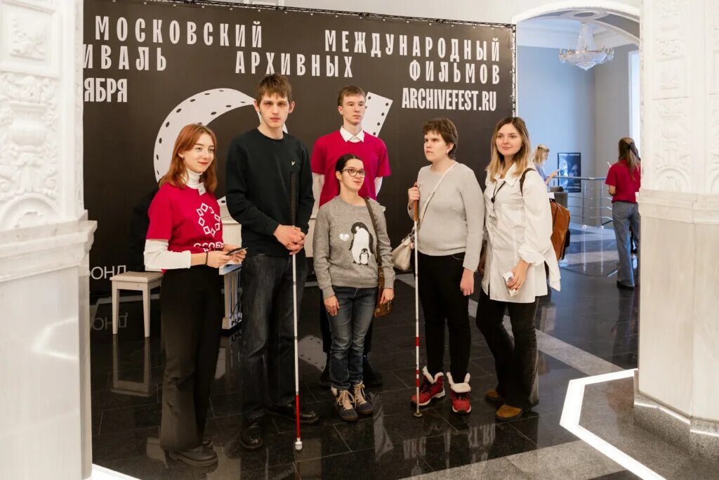 Слабовидящие группа. Фото всех журналистов. кинотеатр для слабовидящих. приложение особый взгляд. группа слепых людей.