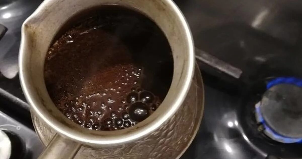 Кофе в турке. Кофе в чашке кипяток. Кофе в турке на плите. Турка на плите.