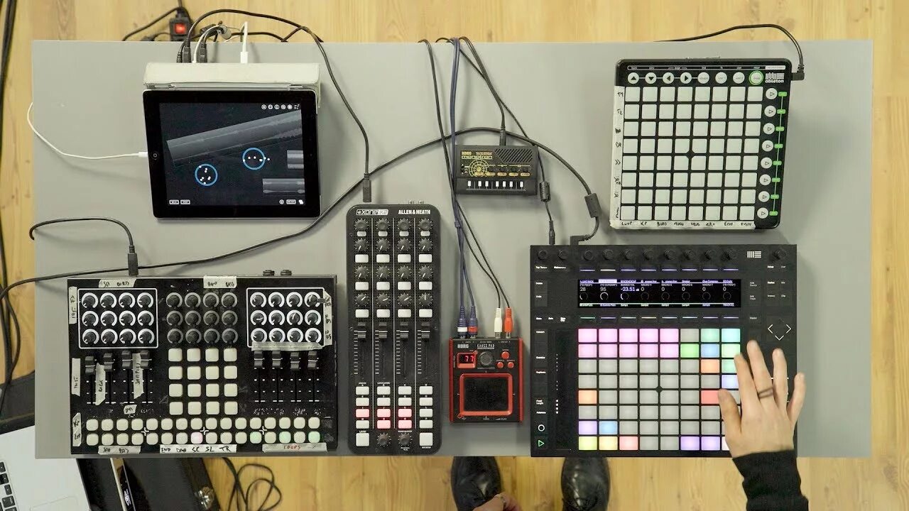 Ableton max. Ableton push 2 manual. ableton push. играет на ableton live музыке.