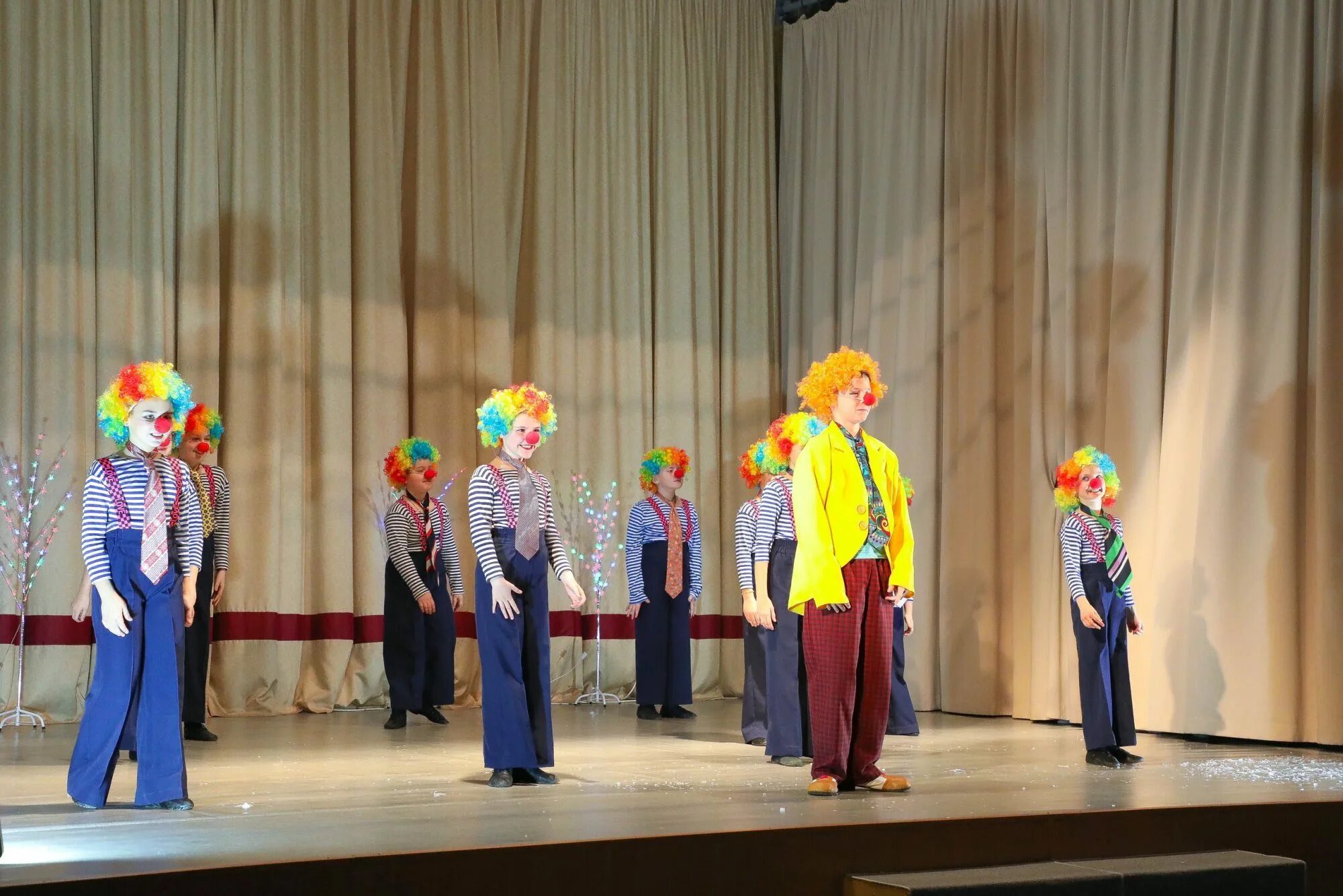 дк мир тамбов. арена лыткарино хлапов. дом детского творчества лыткарино. дк мир лыткарино кружки фото. ёлка в лыткарино дк мир.