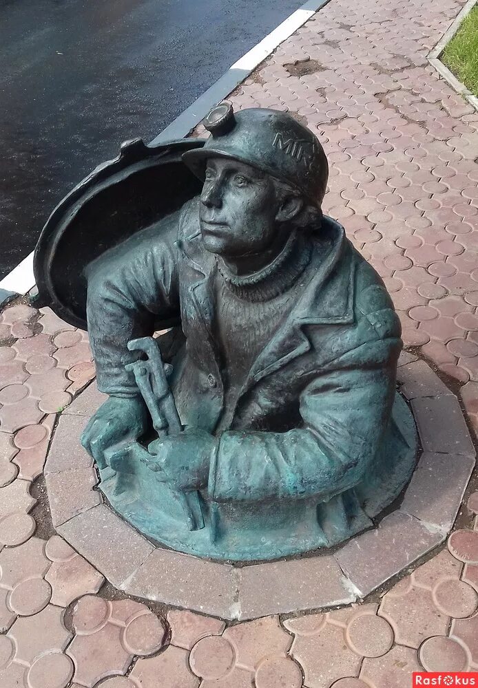 памятник сантехнику чумил. памятник сантехнику в саранске. памятник сантехника. памятник водопроводчику в омске. сантехник афоня памятник екатеринбург.