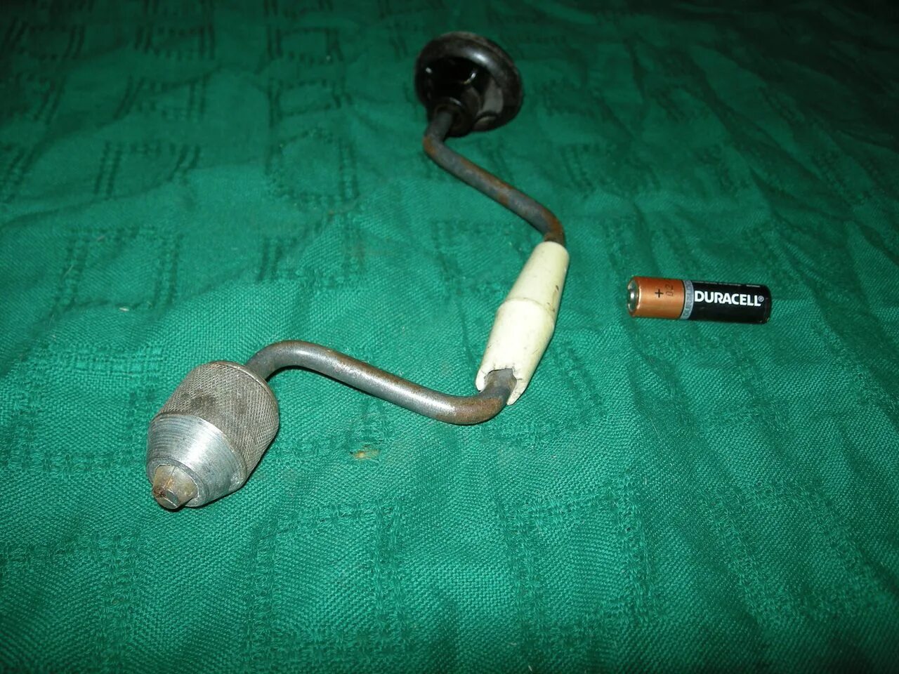 Дрель коловорот. Плотницкий коловорот. Коловорот по дереву. Коловорот по дереву. Ручная дрель коловорот.