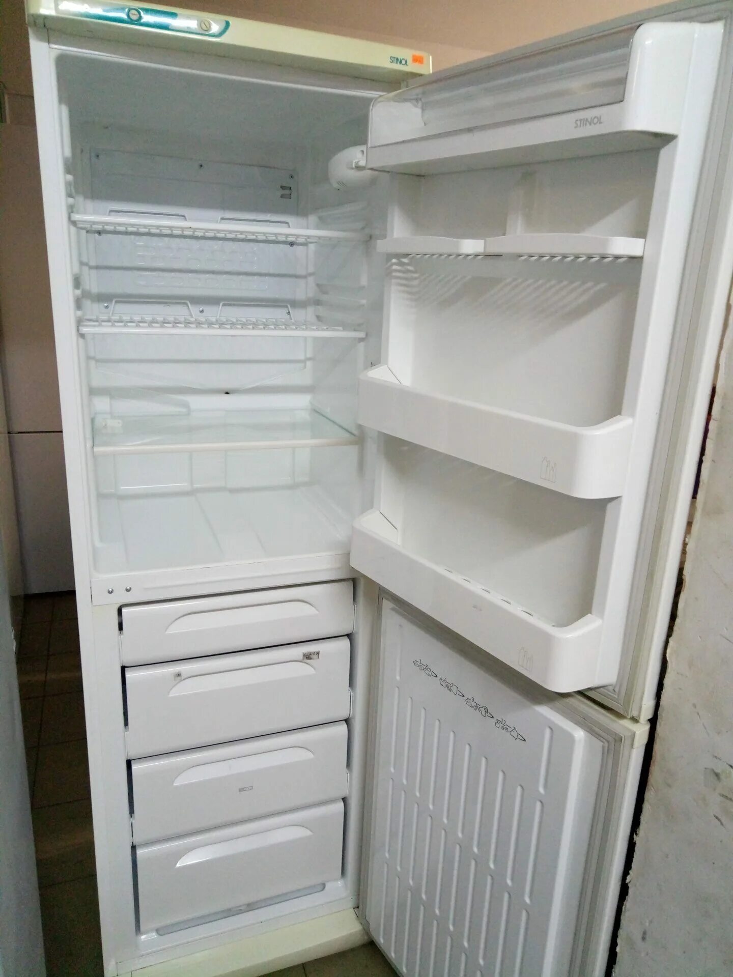 Холодильник бузулук. Холодильник Stinol 103. Stinol 103q001. Холодильник Стинол 103 двухкамерный. Stinol-103l КШМХ-340/140.