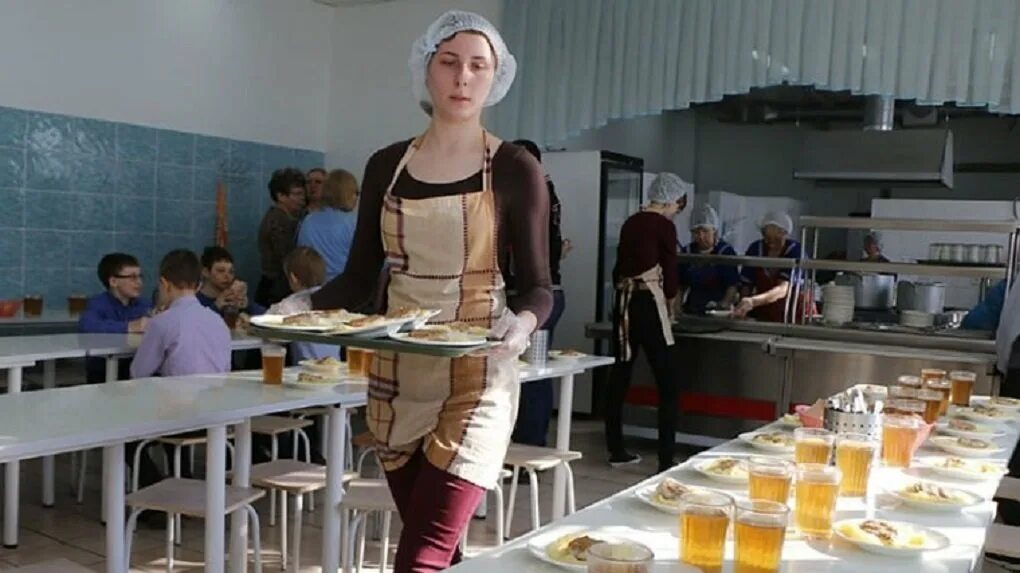 Питание в школе. Обед в школе. Питание в школе. Питание в школьной столовой. Еда в школьной столовой.