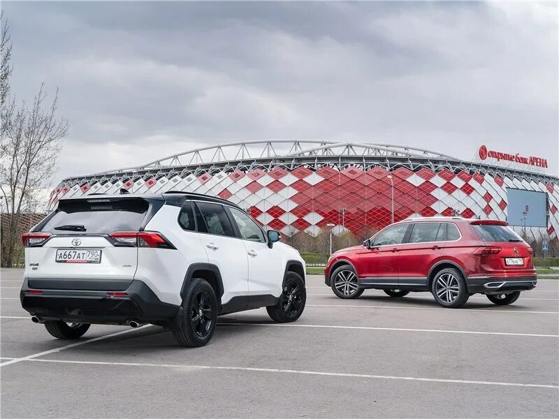 Тойота тигуан. Toyota rav4, 2021 vs tiguan. Фольксваген рав 4. Фольксваген раф 4. Tiguan vs rav4.