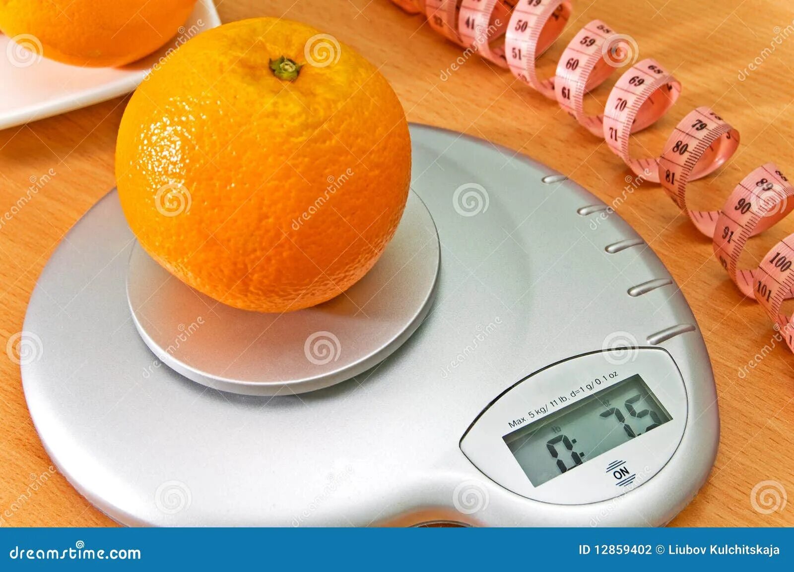 Вес кожуры апельсина. Апельсины, вес. Апельсин вес 1 шт без кожуры. Вес 1 апельсина без кожуры. Вес 1 апельсина.