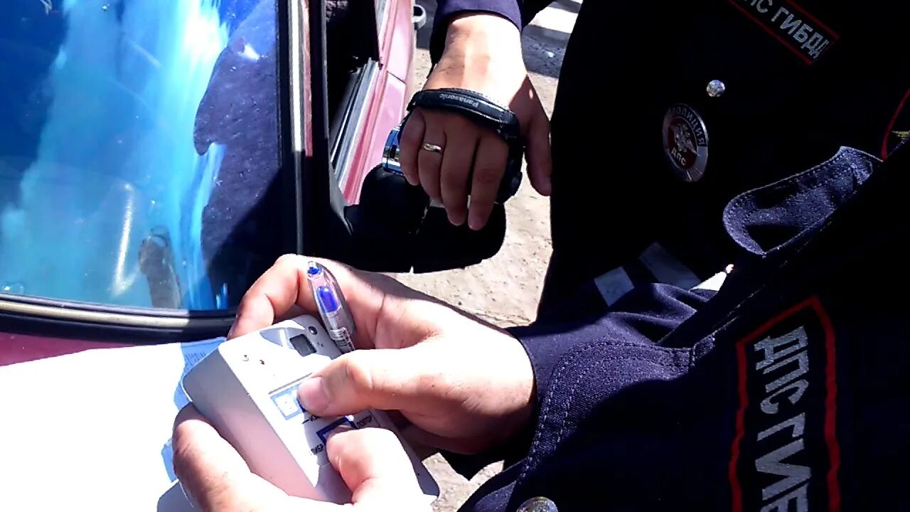 Замерить тонировку. Светопропускаемость стекол. Замерить тонировку. Замер тонировки. Прибор для замера тонировки.