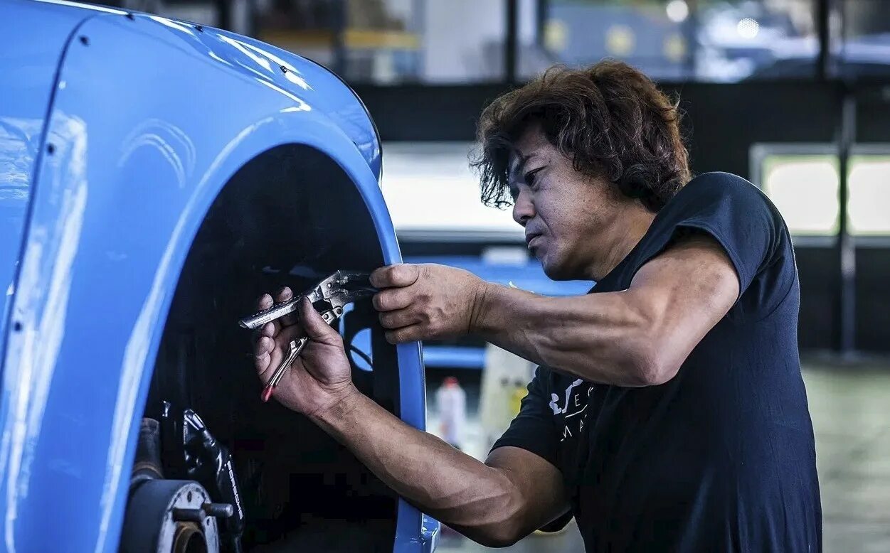 Fixes his car. RWB Akira Nakai. Акира Накаи Порше. RWB Накай Сан. Porsche Накай Сан.