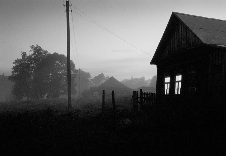 В деревне было темно. Страшная деревня. Жуткая деревня. Мрачная деревня. Мрачный дом в деревне.