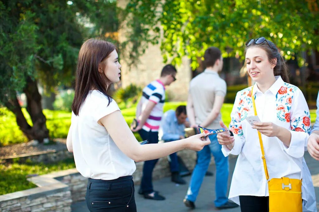 промоутер раздача листовок. промоутер листовки. раздает листовки. человек с листовками. раздает листовки.