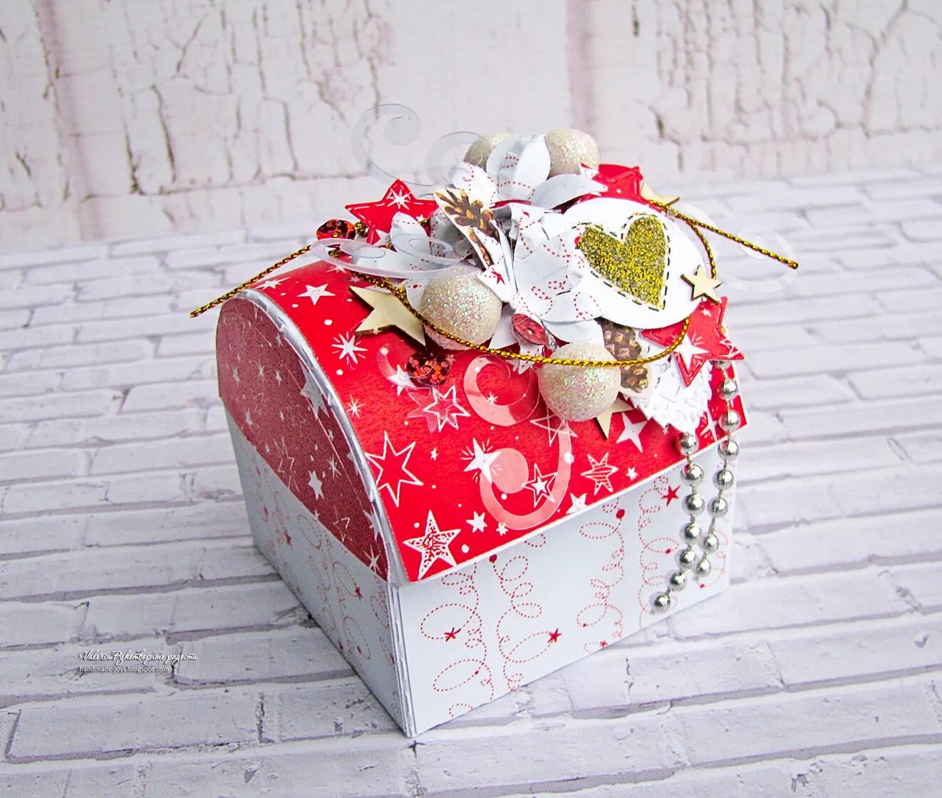 как сделать новогодний сундук. сказочный сундучок. поделка сундучок. сундук с новогодними игрушками. новогодний сундучок.