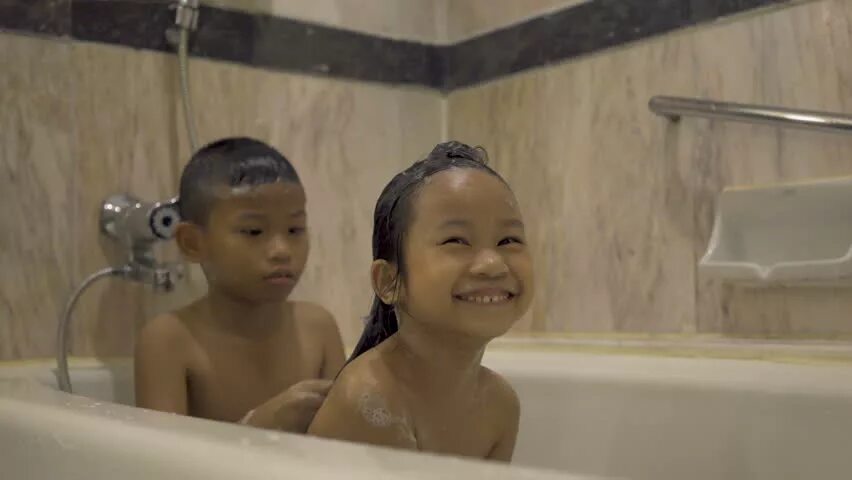 Мальчик и девочка купаются в ванной. Японии дети семейство ванной. Bath time sister 13л. Kids bath time девочки. Kids bath time девочки.