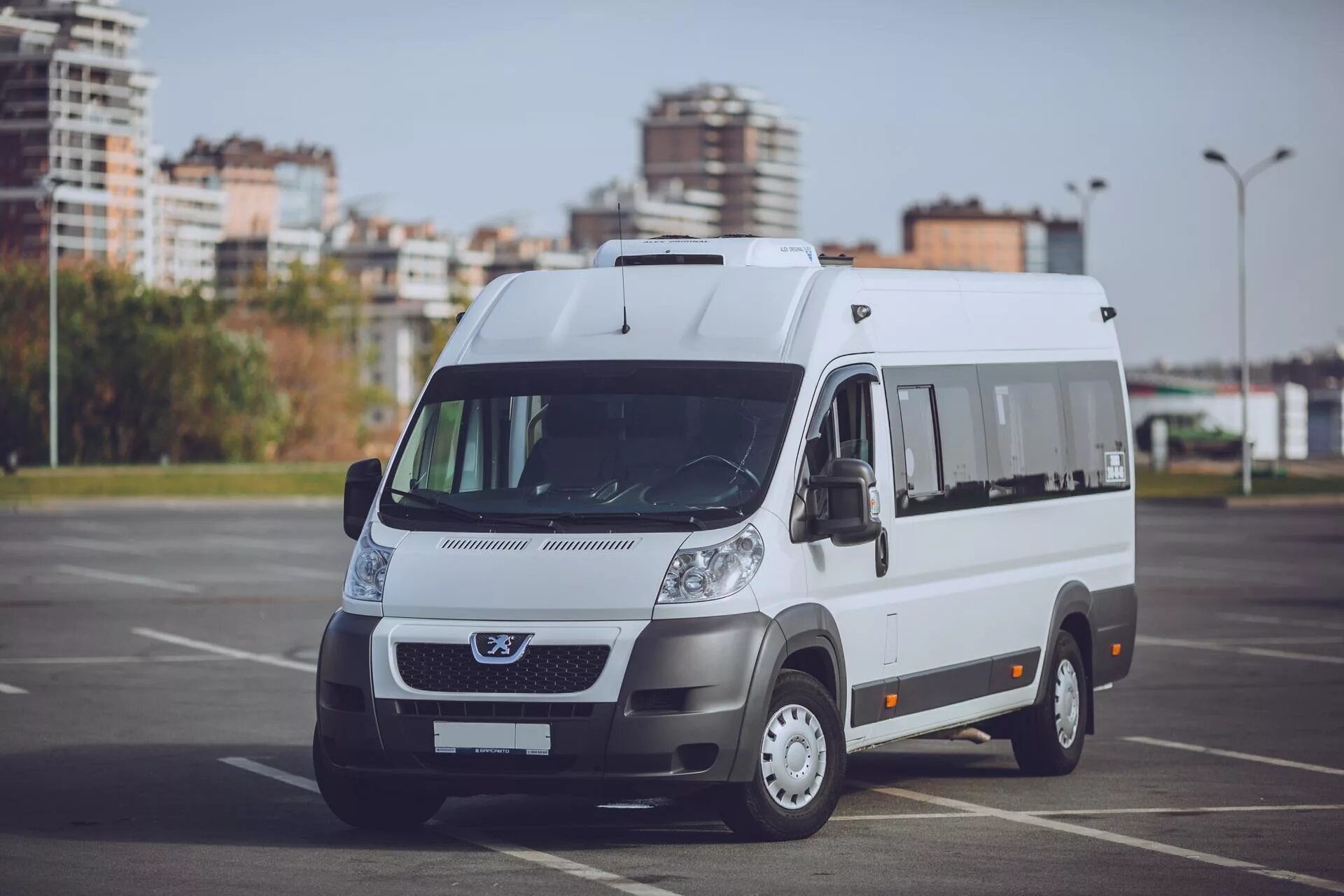 Заказ автобуса для перевозки людей. Пассажирский микроавтобус. Краснодар автобусы фото. Mercedes-benz sprinter 906. Мягкий hyundai автобус.