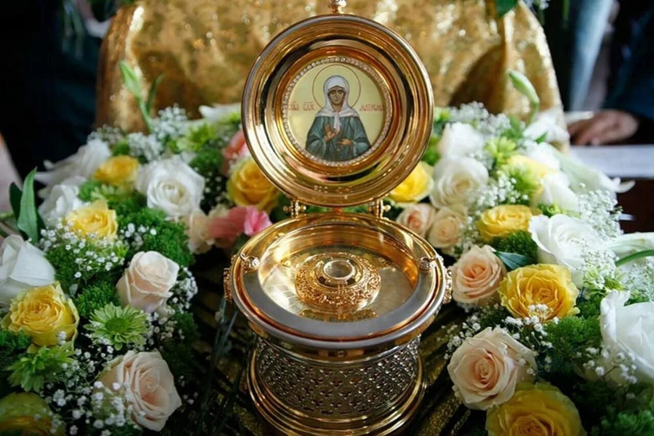 Где находятся мощи матроны адрес. Мощи святой блаженной матроны московской. ковчег с частицей мощей матроны московской. храм мощи матроны московской. частица мощей матроны московской.