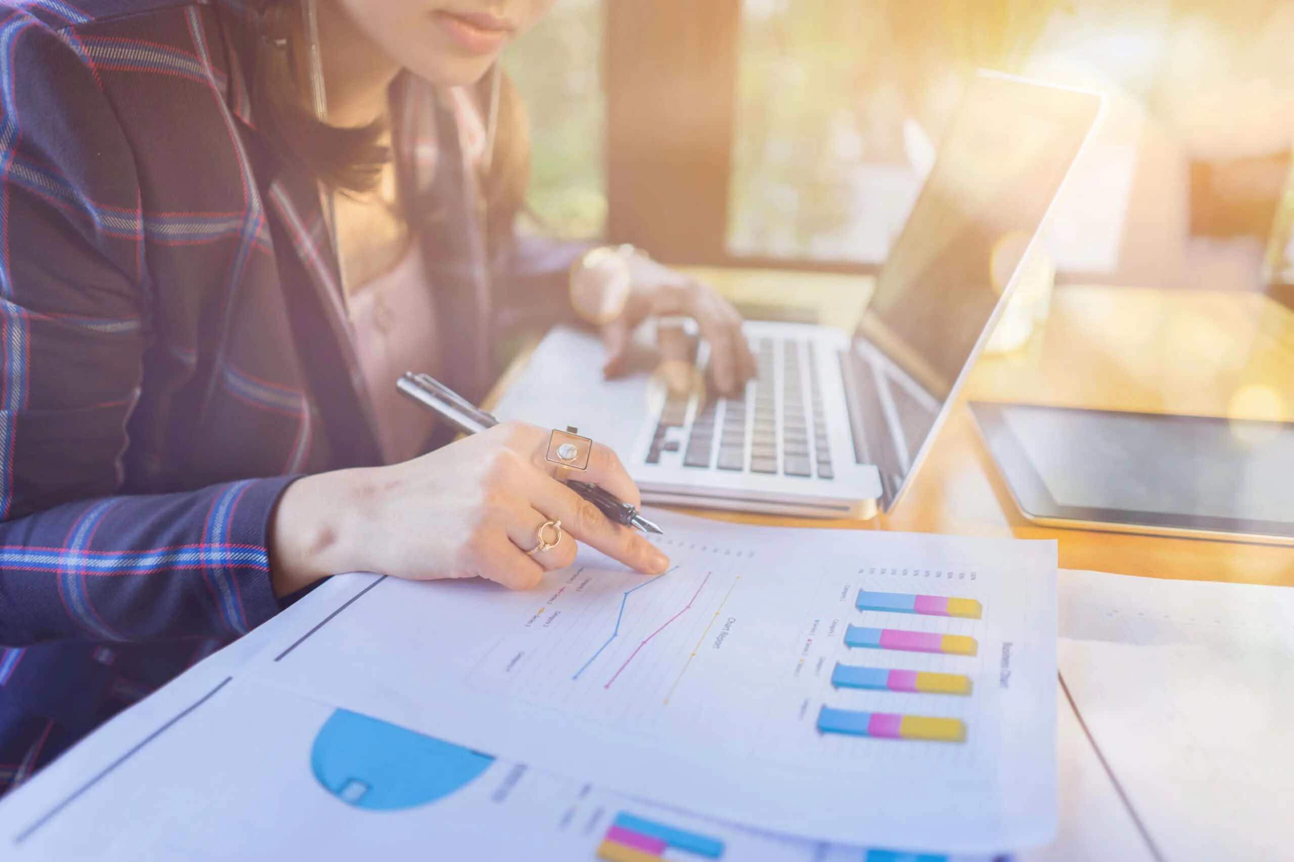 Work report writing. Business report. человек с калькулятором картинки. отчет картинка кадры. to manage household finances.