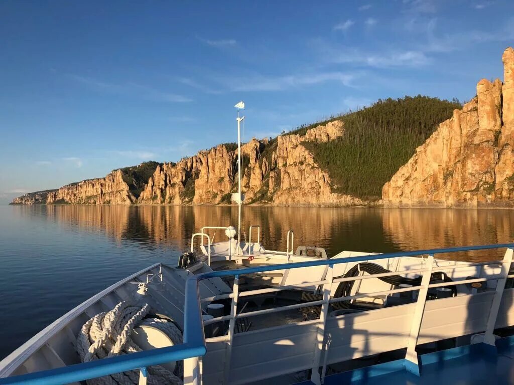 Ленские столбы теплоход Якутск. Река Лена круиз. Круиз Ленские столбы на теплоходе.