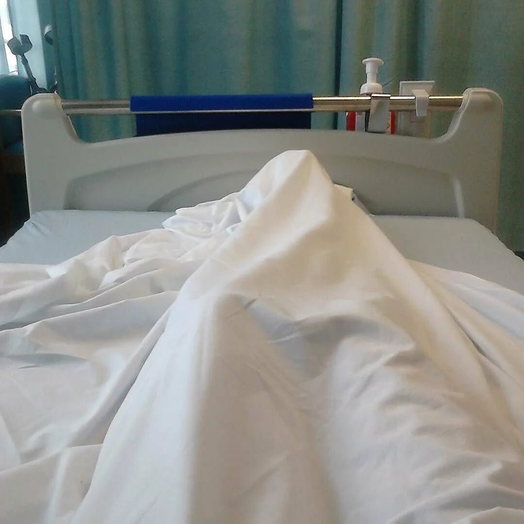 Трусы для госпиталя. Палата в больнице. Кровать в палате. Кровать в больнице. Одеяло в больнице.