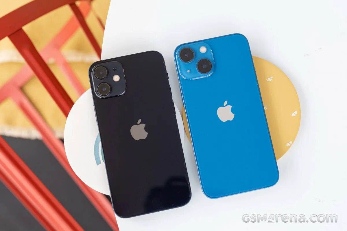 Apple 13 Mini. Iphone 12 vs 13 Mini. Камера айфон 13 мини. Камера 13 айфона мини белый. Дизайн айфона 13