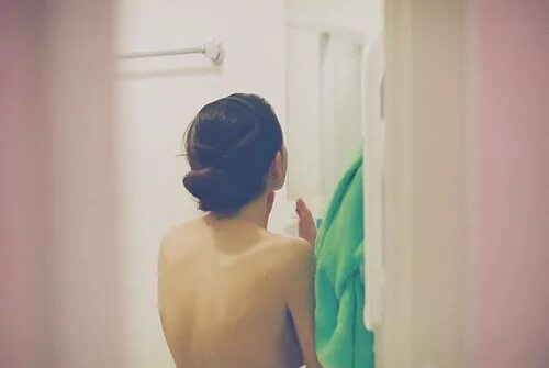 Брюнетка со спины в ванной. Девушка после душа. Девушка в ванной со спины. Shower brunette