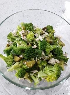Салат с брокколи курицей и огурцами
