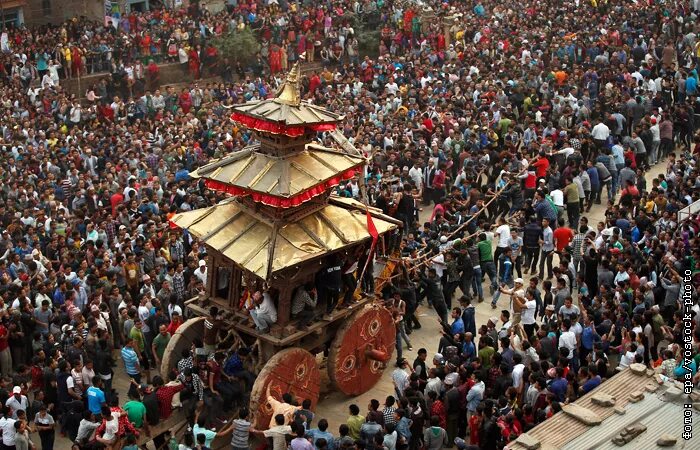 Бискет джатра. Новый год в непале. новый год в непале как празднуют. bisket jatra nepal. adobe stock индра джатра в непале.