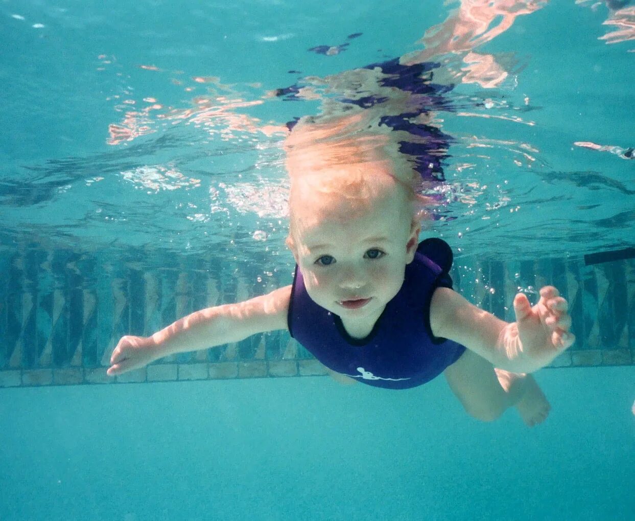 Бассейн для грудничкового плавания. Плавание дети. Уроки плавания для младенцев.. Первые уроки плавания в бассейне для детей.