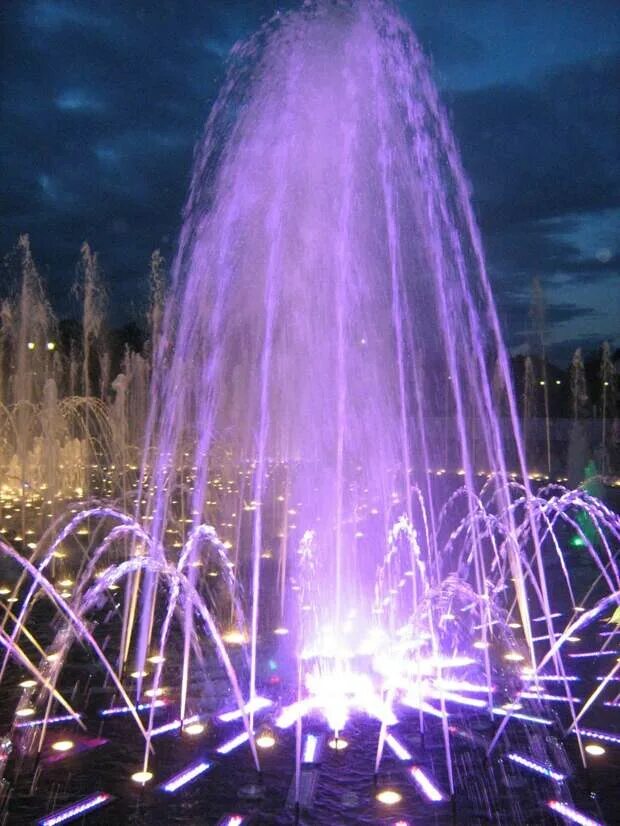 Время поющих фонтанов. Фонтан в Олимпийском парке. Светомузыкальный фонтан Сочи. Ала-ТОО Киргизия светомузыкальный фонтан цветов. Светомузыкальный фонтан Заречный.