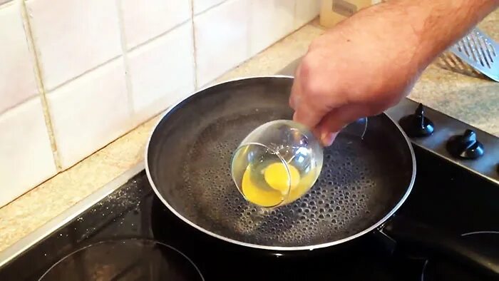 Электрическая плита для яичницы. Яичница на воде на сковороде. Яйца всмятку на электроплите. Варка яиц на индукционной плите. Яйцо на воде в сковороде