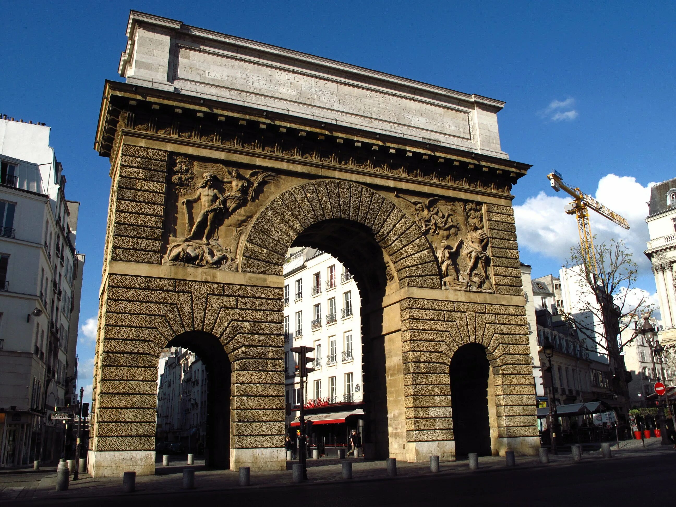 Арка актера. Ворота сен Мартен в Париже. Триумфальная арка сен Дени в Париже. Арка сен Мартен в Париже. Париж Триумфальная арка Блондель.