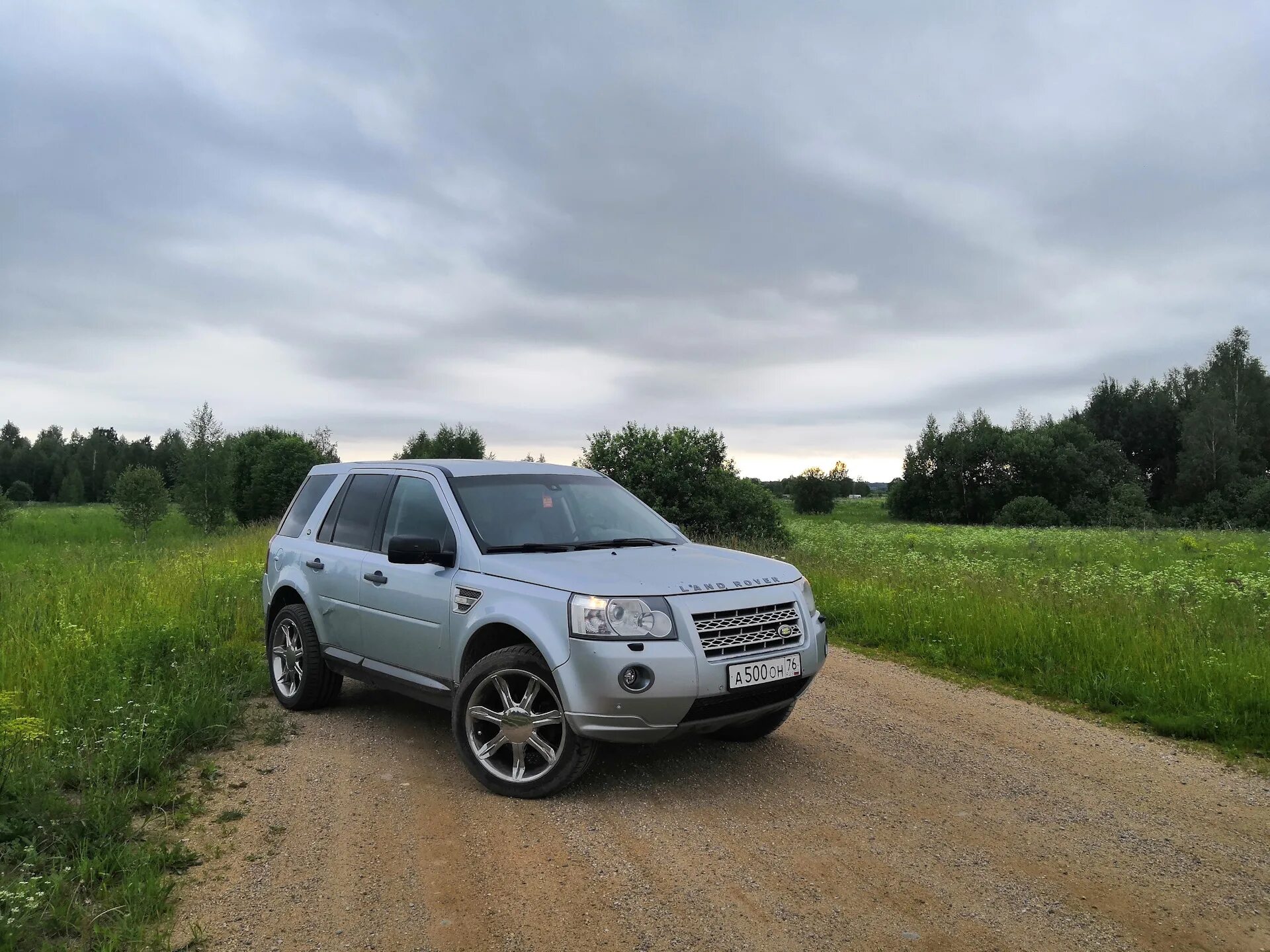 Фрилендер 2 на ат резине. Шины land rover freelander. Шины land rover freelander. Land rover freelander 1 бездорожье. Диски на ленд ровер фрилендер 2.