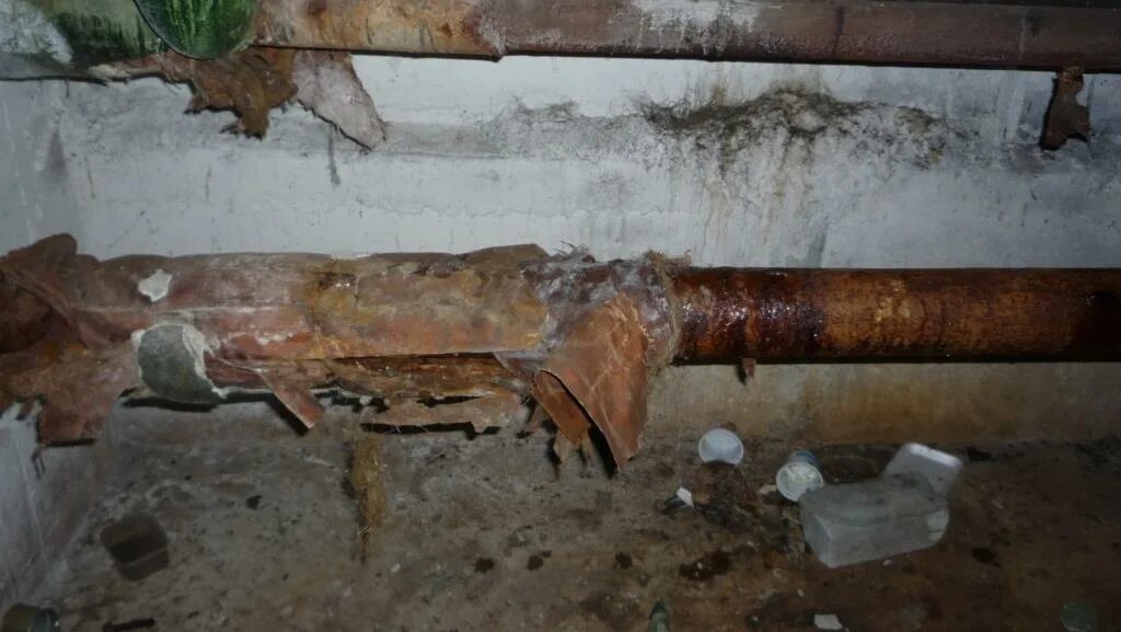 Горячие трубы в подвале. Коррозия трубопроводов систем отопления. трубы водопровод подвал. подвальные трубы.