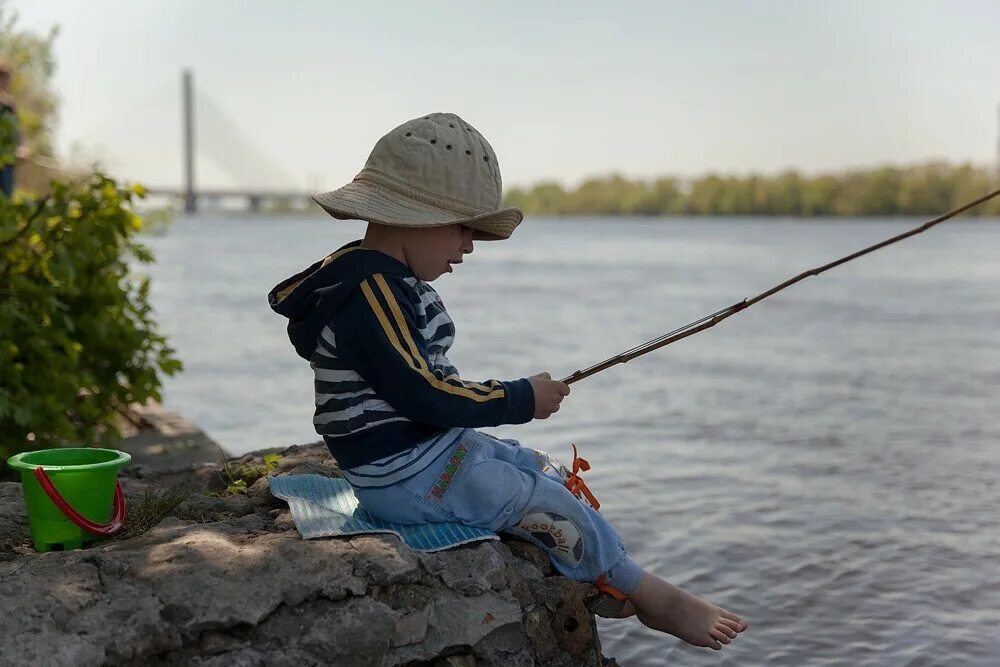 Мальчик с удочкой. Дети на рыбалке. Маленький Рыбак. Детская фотосессия рыбалка. Рыбу ловить собрался